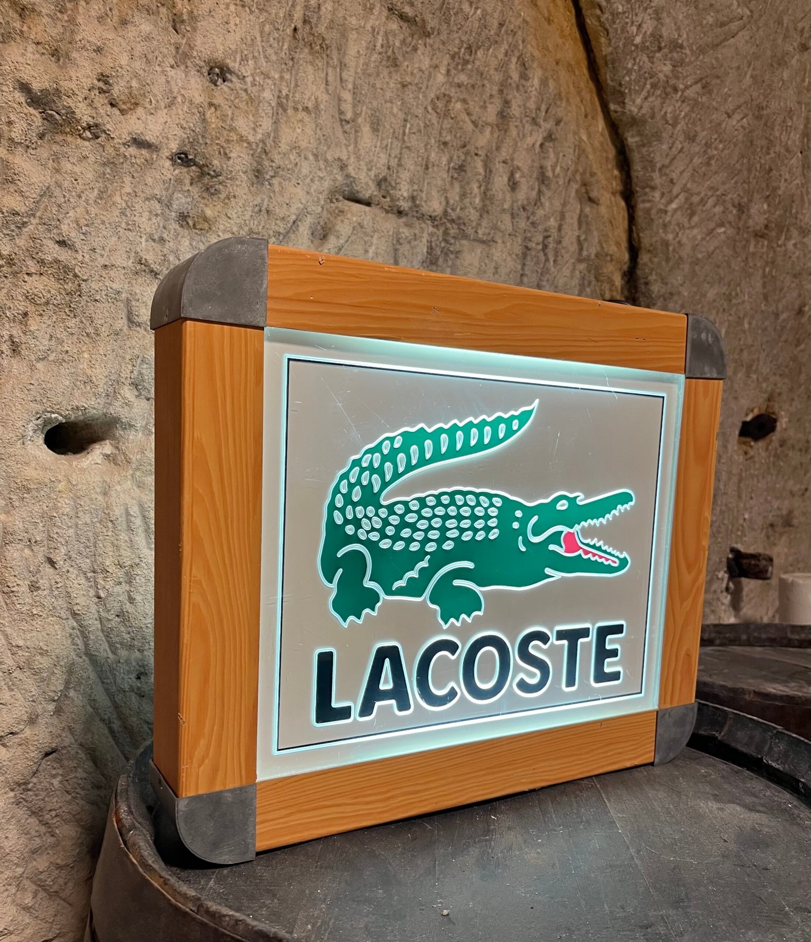 Enseigne publicitaire LACOSTE